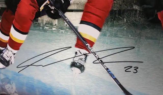 LG. FRAMED #23 MONAHAN CALGARY FLAMES PLAYER PLAQUESZ 33 1/2 X - Photo 2