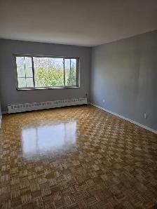 BEAUTIFUL RENOV. 2 BDR APT. - HEAT INCL. - IMMED. OR MAY 1 - Photo 2