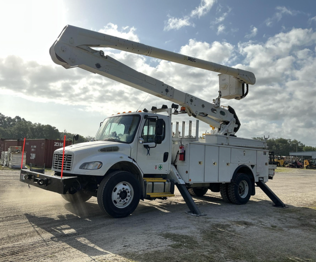 2014 Freightliner M2-106 Altec AN55E-0C Bucket Truck - Photo 2