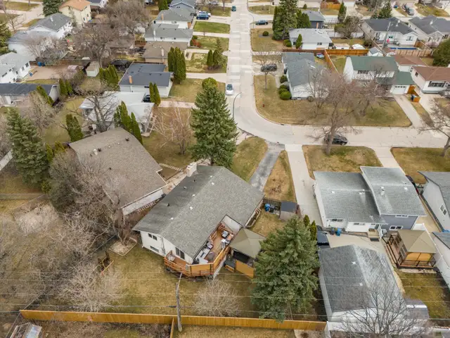 FOR SALE: Beautiful Bi-Level in Westwood on Huge Pie-Shape Lot! - Photo 10