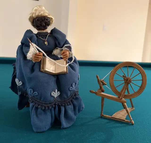 Vintage 1970s Apple Head Doll Old Woman Knitting 11 Inches