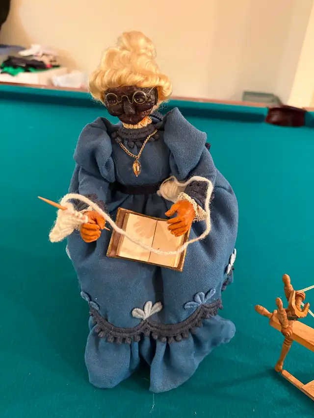 Vintage 1970s Apple Head Doll Old Woman Knitting 11 Inches - Photo 2