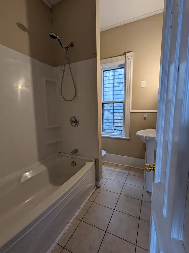 262 King St East - 4BR Uptown, H L incl, Parking, W/D, Balcony - Photo 3