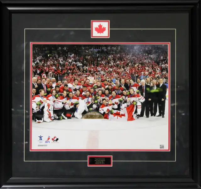 2010 TEAM CANADA HOCKEY COMMEMORATIVE GROUP PHOTOAS PICTURED