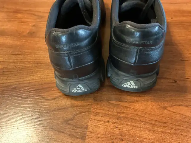 Two Golf Shoes - Photo 3