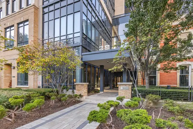 Great  1 Bedroom in The James Cooper Mansion by Tridel - Photo 17