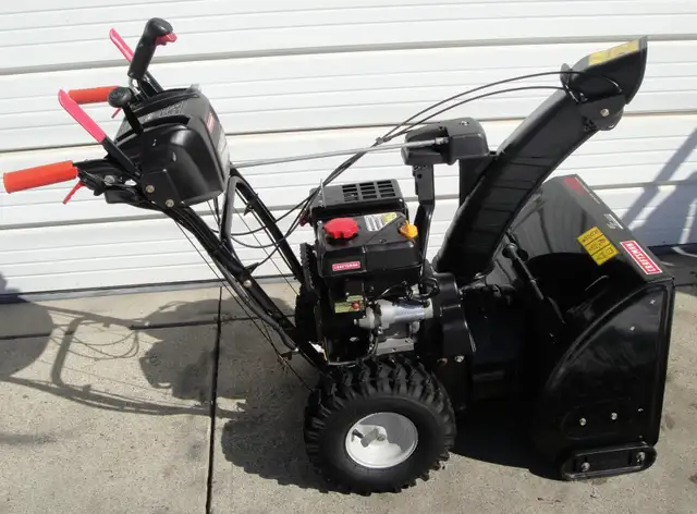 CRAFTSMAN 24' GAS SNOW BLOWER - Photo 2