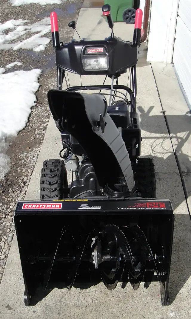 CRAFTSMAN 24' GAS SNOW BLOWER - Photo 3