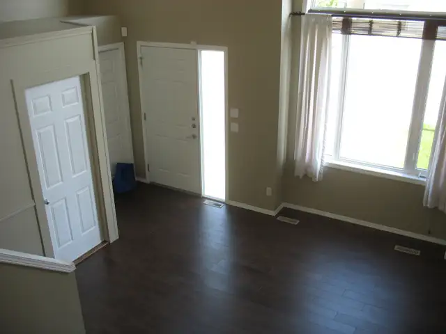 Beautiful Westside Two-Bedroom House (Top Floor, Private Yard) - Photo 10