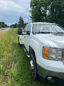 2011 gmc 3500 hd. 2 wheel drive. Utility truck