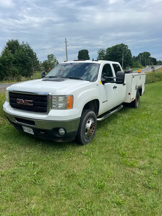 2011 gmc 3500 hd. 2 wheel drive. Utility truck - Photo 2