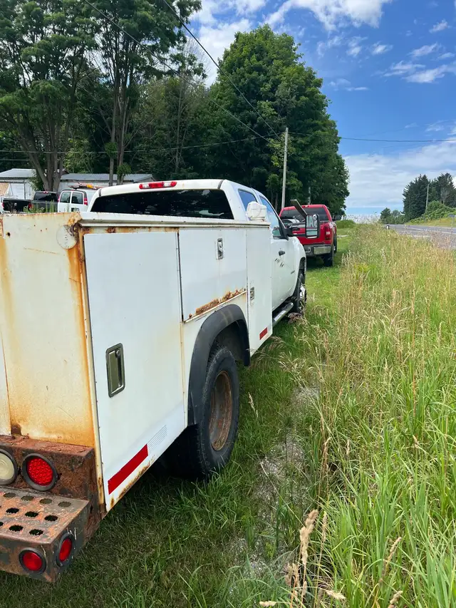 2011 gmc 3500 hd. 2 wheel drive. Utility truck - Photo 3