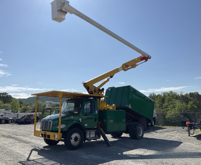 2018 Freightliner M2-106 Altec LR7-60E70 Bucket Truck - Photo 2