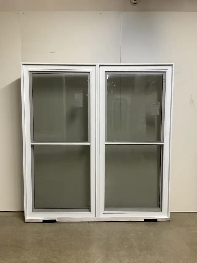 10687JGP Fenêtre Jumelée PVC 2 sect Guillotine double 64 x 68