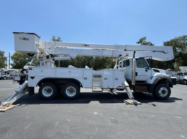 2019 International 7400 Altec A77T Bucket Truck - Photo 4