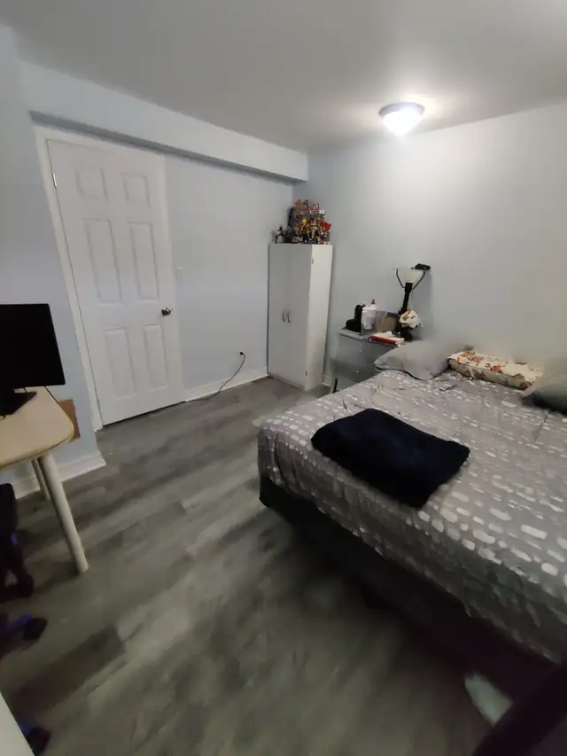 Large furnished room available June 1, in great location - Photo 3