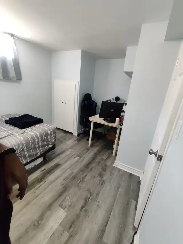 Large furnished room available June 1, in great location - Photo 4