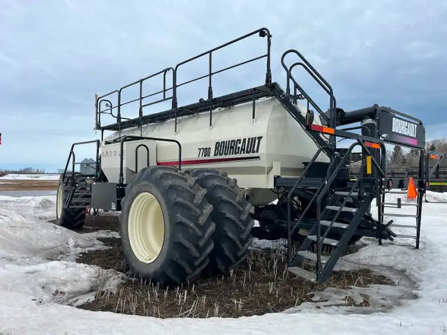 SeedMaster & Bourgualt Air Drill - Photo 2