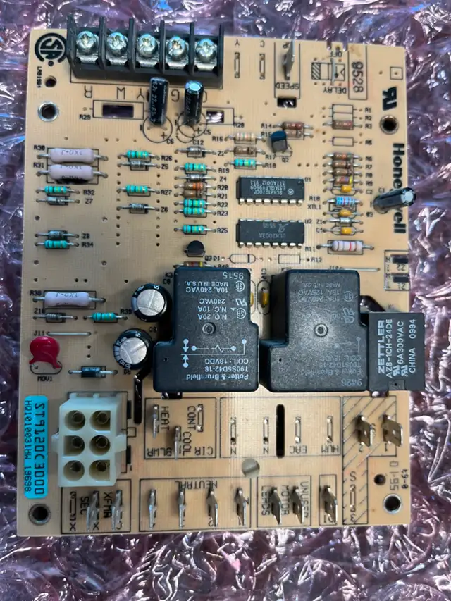 NEW OEM HONEYWELL CIRCUIT BOARD