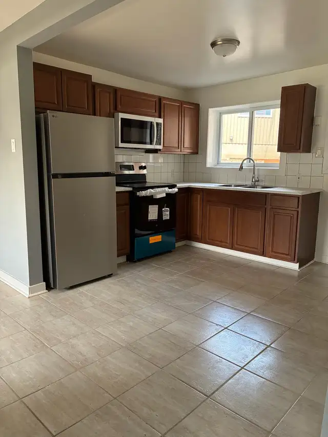 Fully Renovated 2-Bed, 1 Bath, All-Inclus - Photo 2