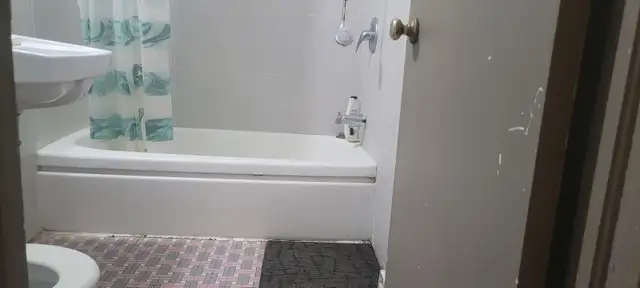 Chambre meublée disponible pour une femme proche de métro Sauvé - Photo 7