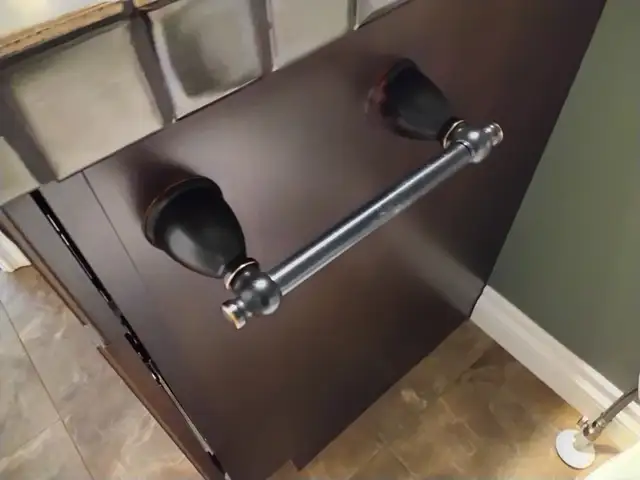 Sink, faucet, towel ring, paper holder - Photo 3