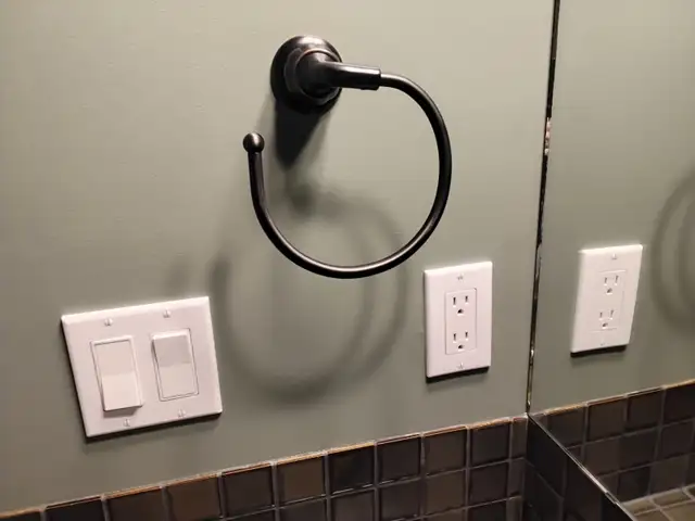 Sink, faucet, towel ring, paper holder - Photo 4