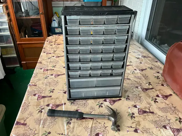Petite armoire à 38 tiroirs et marteau