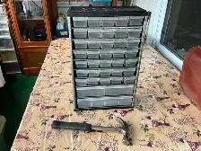 Petite armoire à 38 tiroirs et marteau