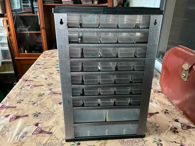 Petite armoire à 38 tiroirs et marteau - Photo 2