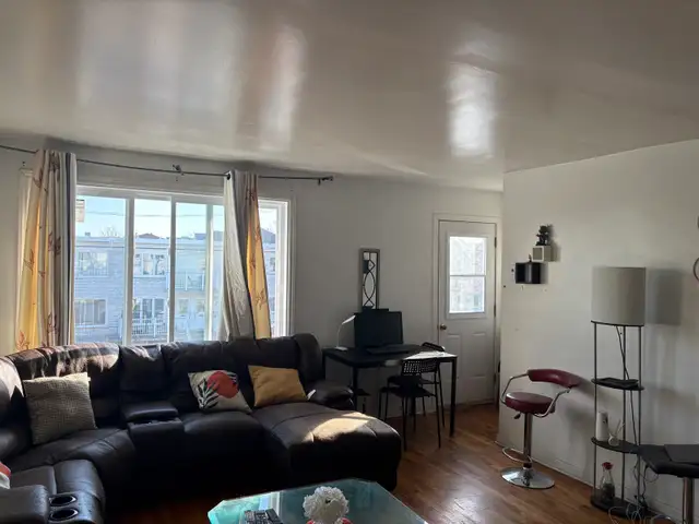 Bright and spacious 5 ¹/²  Upper Duplex for rent