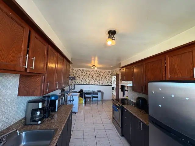 Bright and spacious 5 ¹/²  Upper Duplex for rent - Photo 2