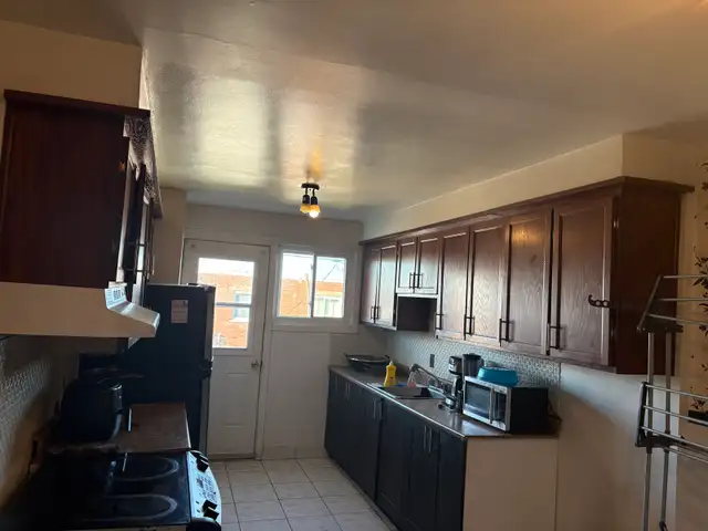 Bright and spacious 5 ¹/²  Upper Duplex for rent - Photo 3