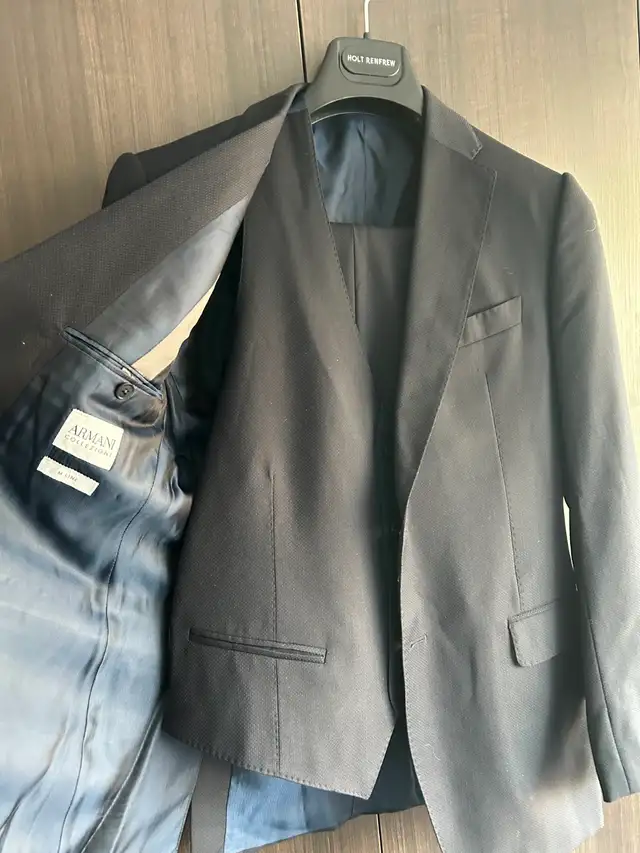 Dark Navy Armani Collezioni 3-Piece Suit – Size 48 - Photo 2