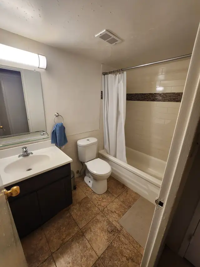 1 bedroom in 2-bedroom apartment for rent in North York - Photo 2