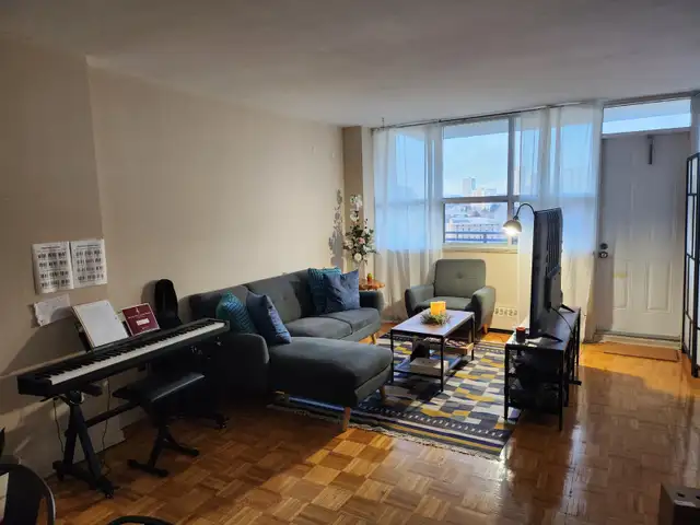 1 bedroom in 2-bedroom apartment for rent in North York - Photo 3