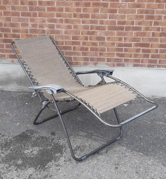 Zero gravity lounge chair