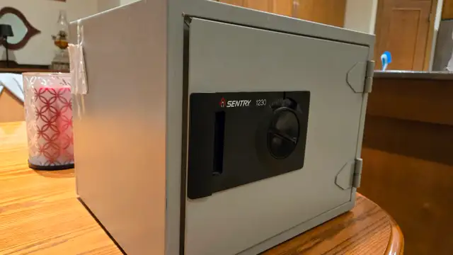 SENTRY model 1230 combination safe - Photo 2