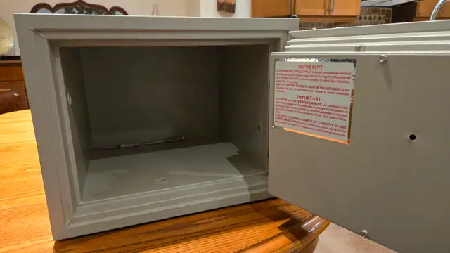 SENTRY model 1230 combination safe - Photo 3