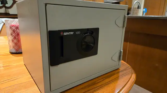 SENTRY model 1230 combination safe - Photo 5