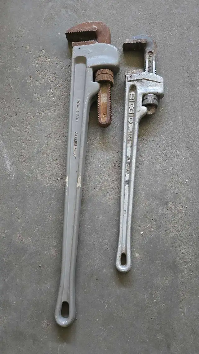 pipe wrench - Photo 2