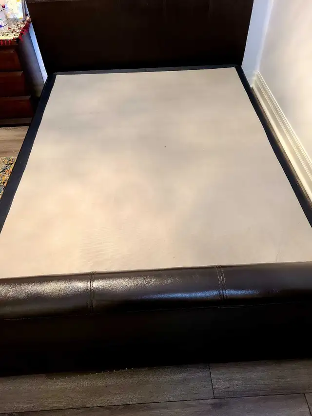 Leather Bed looks new $250 with box