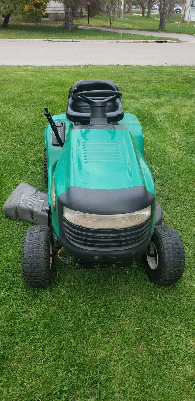 Weedeater riding mower - Photo 2