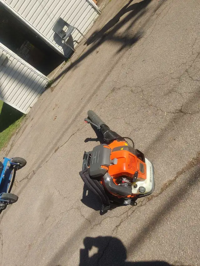 Husqvarna leaf blower 570BTS. Needs a tune-up.