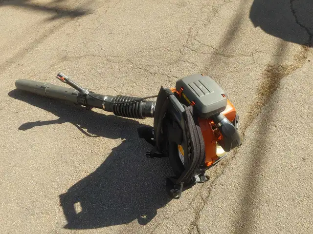 Husqvarna leaf blower 570BTS. Needs a tune-up. - Photo 3
