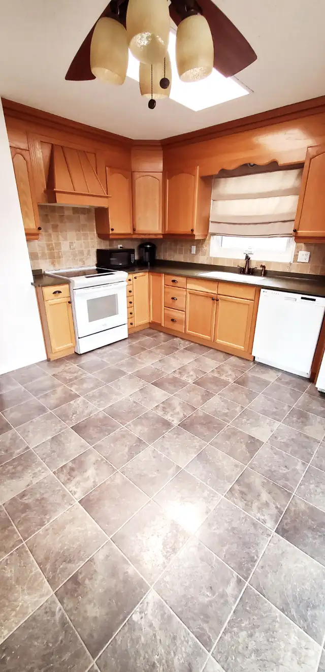 2 Bed, Full Bath, 1010 sq.ft Fully Separate Main Floor for Rent - Photo 2