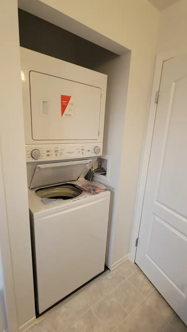 2 Bed, Full Bath, 1010 sq.ft Fully Separate Main Floor for Rent - Photo 8