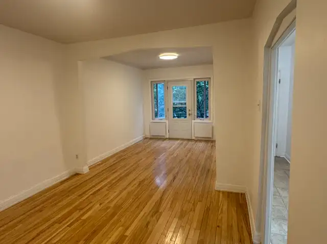 Métro Fabre (à côté) Ligne bleue grand 5 1/2