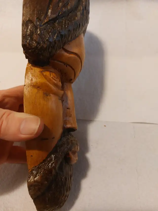 Hand-carved mask - Photo 2