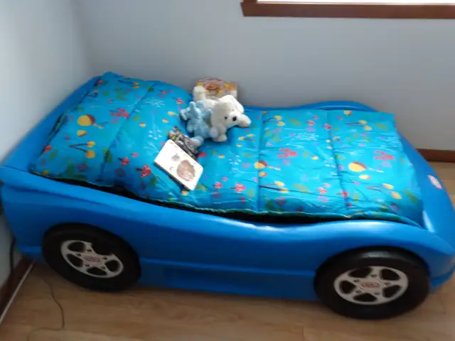 Lit auto Little Tikes bleu pour enfant avec matelas